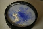 Un bol contient de l'eau, du plâtre et du pigment bleu
